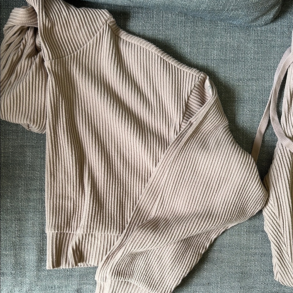 Ribbed Crop Alo Muse Hoodie